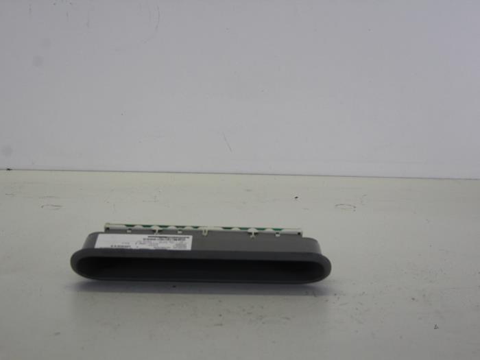 Gebruikte Display Interieur Renault Twingo (C06) 1.2 Prijs € 34,00 Margeregeling aangeboden door Gebr Opdam B.V.