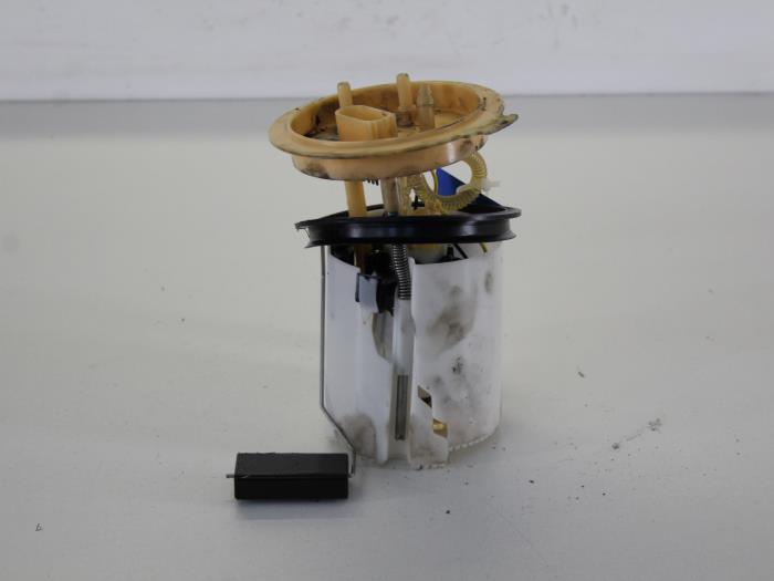 Gebruikte Tank element Pomp Volkswagen Golf VI (5K1) 2.0 GTD 16V Prijs € 42,00 Margeregeling aangeboden door Gebr Opdam B.V.