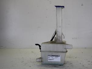 Gebruikte Ruitensproeiertank voor Hyundai Trajet 2.0 CVVT 16V Prijs € 13,00 Margeregeling aangeboden door Gebr Opdam B.V.