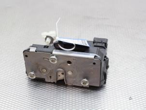 Gebruikte Deurslot Mechaniek 4Deurs links-voor Opel Corsa E 1.4 16V Prijs € 21,00 Margeregeling aangeboden door Gebr Opdam B.V.