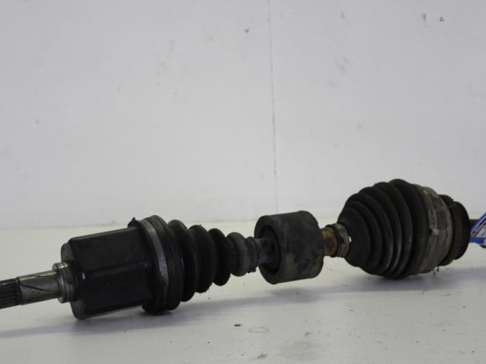 Gebruikte Aandrijfas links-voor Volvo S80 (TR/TS) 2.5 D Prijs € 26,00 Margeregeling aangeboden door Gebr Opdam B.V.