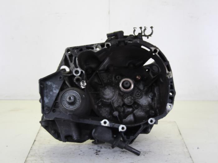 Gebruikte Versnellingsbak Renault Clio II Societe (SB) 1.5 dCi 80 Prijs € 128,00 Margeregeling aangeboden door Gebr Opdam B.V.