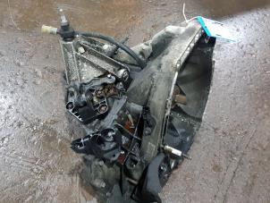 Gebruikte Versnellingsbak Renault Clio III (BR/CR) 1.5 dCi 85 Prijs € 85,00 Margeregeling aangeboden door Gebr Opdam B.V.
