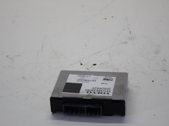 Gebruikte Module Centrale Deurvergrendeling Volvo V40 (VW) 1.8 16V Prijs op aanvraag aangeboden door Gebr Opdam B.V.