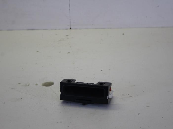 Gebruikte Display Interieur Renault Clio II (BB/CB) 1.2 16V Prijs € 34,00 Margeregeling aangeboden door Gebr Opdam B.V.