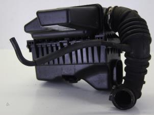 Gebruikte Luchtfilterhuis Mitsubishi Colt (Z2/Z3) 1.1 12V Prijs € 26,00 Margeregeling aangeboden door Gebr Opdam B.V.