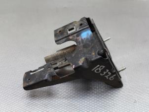 Gebruikte Versnellingsbak Steun Peugeot 208 I (CA/CC/CK/CL) 1.4 HDi Prijs op aanvraag aangeboden door Gebr Opdam B.V.