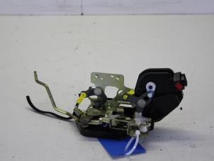 Gebruikte Slotmechaniek Portier 4Deurs rechts-voor Hyundai Trajet 2.0 CVVT 16V Prijs op aanvraag aangeboden door Gebr Opdam B.V.