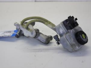 Gebruikte Hoofdremcilinder Opel Meriva 1.7 CDTI 16V Prijs € 20,00 Margeregeling aangeboden door Gebr Opdam B.V.