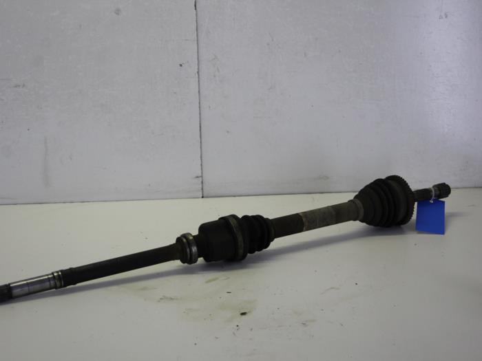 Gebruikte Aandrijfas rechts-voor Peugeot 206 Prijs € 30,00 Margeregeling aangeboden door Gebr Opdam B.V.
