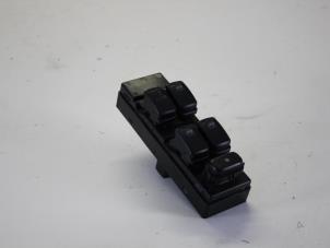 Gebruikte Schakelaar Elektrisch Raam Kia Rio (DC22/24) 1.5 RS,LS 16V Prijs € 21,00 Margeregeling aangeboden door Gebr Opdam B.V.