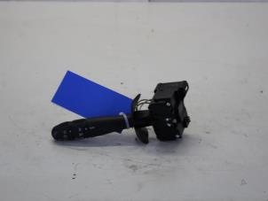 Gebruikte Pinker Schakelaar Renault Clio II (BB/CB) 1.2 16V Prijs € 13,00 Margeregeling aangeboden door Gebr Opdam B.V.