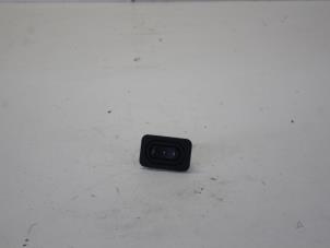 Gebruikte Raam schakelaar elektrisch Opel Corsa C (F08/68) 1.2 16V Prijs op aanvraag aangeboden door Gebr Opdam B.V.