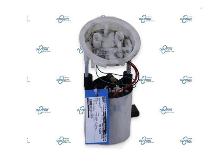 Gebruikte Benzinepomp BMW 1 serie (E82) 135i 24V Prijs € 64,00 Margeregeling aangeboden door Gebr Opdam B.V.