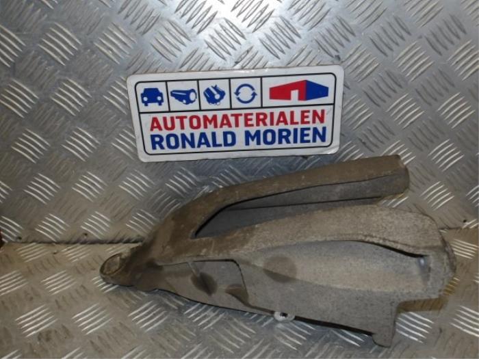 Gebruikte Motorsteun Volkswagen Transporter T5 2.0 TDI DRF Prijs € 25,00 Margeregeling aangeboden door Automaterialen Ronald Morien B.V.