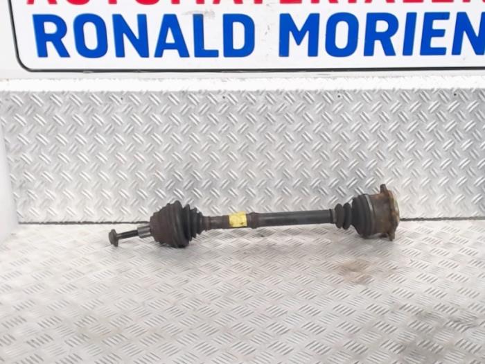 Gebruikte Aandrijfas links-voor Audi A6 (C4) 2.6 V6 Quattro Prijs € 25,00 Margeregeling aangeboden door Automaterialen Ronald Morien B.V.