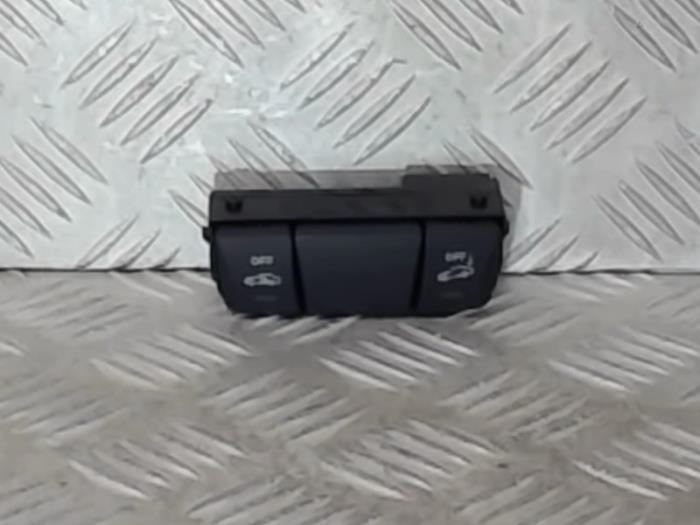 Alarm module van een Mercedes-Benz A (W176)  2015