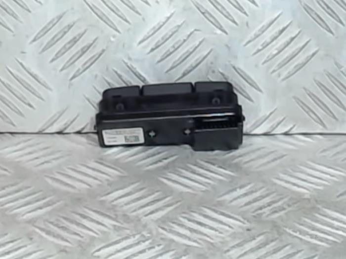 Alarm module van een Mercedes-Benz A (W176)  2015