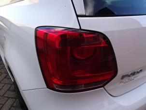 Gebruikte Achterlicht links Volkswagen Polo V (6R) 1.2 TDI 12V BlueMotion Prijs € 29,50 Margeregeling aangeboden door Automaterialen Ronald Morien B.V.