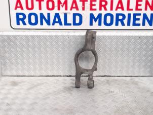 Gebruikte Fusee houder links-voor Opel Astra J GTC (PD2/PF2) 1.4 Turbo 16V ecoFLEX 140 Prijs € 65,00 Margeregeling aangeboden door Automaterialen Ronald Morien B.V.