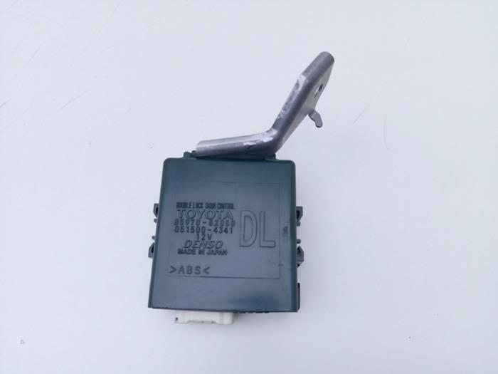 Gebruikte Deur module Toyota Yaris III (P13) 1.5 16V Dual VVT-iE Prijs € 49,00 Margeregeling aangeboden door Automaterialen Ronald Morien B.V.