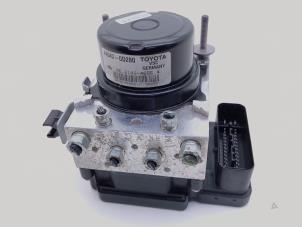 Gebruikte ABS Pomp Toyota Yaris III (P13) 1.5 16V Dual VVT-iE Prijs € 95,00 Margeregeling aangeboden door Automaterialen Ronald Morien B.V.