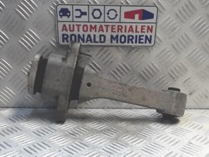 Gebruikte Versnellingsbak Steun Kia Sportage (SL) 1.6 GDI 16V 4x2 Prijs € 89,00 Margeregeling aangeboden door Automaterialen Ronald Morien B.V.