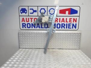 Gebruikte Ruitmechaniek 2Deurs rechts-voor Mercedes Sprinter 4,6t (906.65) 419 CDI V6 24V Prijs € 75,00 Margeregeling aangeboden door Automaterialen Ronald Morien B.V.