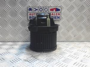 Gebruikte Kachel Ventilatiemotor Peugeot 207/207+ (WA/WC/WM) 1.4 16V VTi Prijs € 25,00 Margeregeling aangeboden door Automaterialen Ronald Morien B.V.
