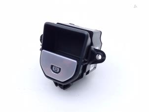 Gebruikte Handrem schakelaar Landrover Range Rover Evoque (LVJ/LVS) 2.2 SD4 16V Prijs € 19,00 Margeregeling aangeboden door Automaterialen Ronald Morien B.V.