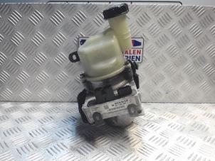 Gebruikte Stuurbekrachtiging Pomp Dacia Logan MCV II/Sandero Wagon (7S) 1.0 Sce 12V Prijs € 225,00 Margeregeling aangeboden door Automaterialen Ronald Morien B.V.