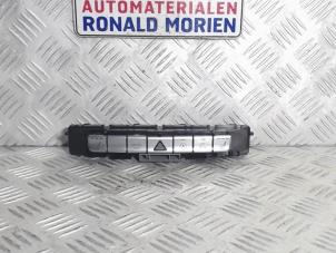 Gebruikte Schakelaar Paniekverlichting Mercedes A (W176) 2.2 A-220 d 16V Prijs € 59,00 Margeregeling aangeboden door Automaterialen Ronald Morien B.V.