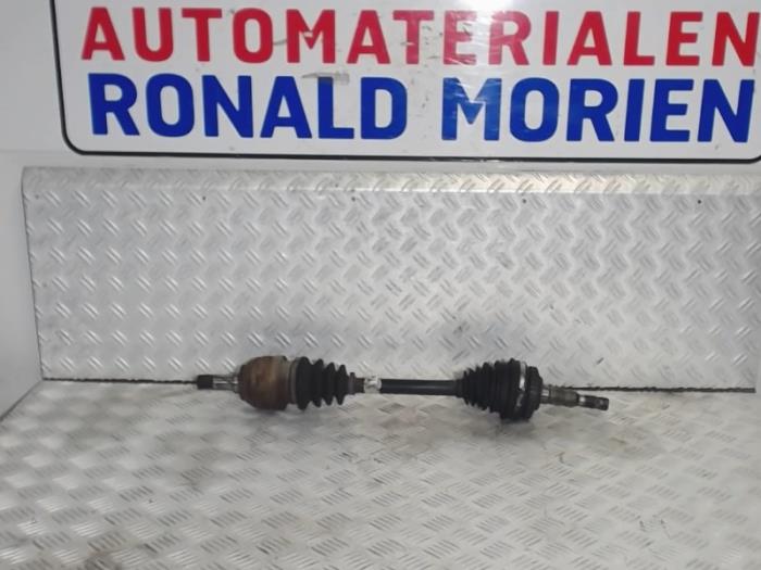Gebruikte Steekas links-voor Opel Vectra B (36) 1.6 16V Ecotec Prijs € 19,00 Margeregeling aangeboden door Automaterialen Ronald Morien B.V.