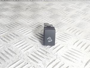 Gebruikte Schakelaar Isuzu D-Max (TFR/TFS) 1.9 DDi Prijs € 10,00 Margeregeling aangeboden door Automaterialen Ronald Morien B.V.