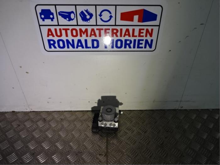 Gebruikte ABS Pomp Renault Captur I (2R) 1.5 Energy dCi 110 FAP Prijs € 95,00 Margeregeling aangeboden door Automaterialen Ronald Morien B.V.