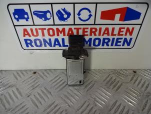 Gebruikte Luchtmassameter Opel Karl 1.0 12V Prijs € 19,00 Margeregeling aangeboden door Automaterialen Ronald Morien B.V.