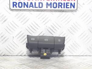 Gebruikte Handrem schakelaar Skoda Superb Combi (3V5) 1.6 TDI Prijs € 25,00 Margeregeling aangeboden door Automaterialen Ronald Morien B.V.