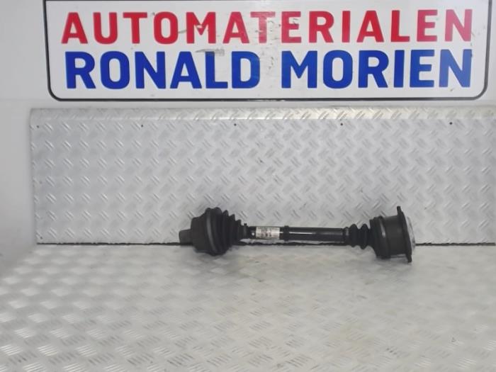 Aandrijfas rechts-voor van een Audi A6 Quattro (C5) 2.7 T 30V 2002