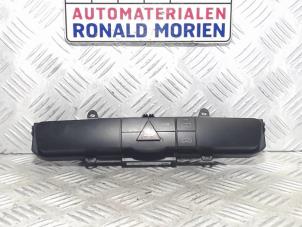 Gebruikte Alarmlicht Schakelaar Volkswagen Crafter Prijs € 25,00 Margeregeling aangeboden door Automaterialen Ronald Morien B.V.