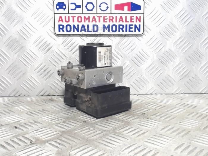 Gebruikte ABS Pomp Renault Twingo II (CN) 1.2 16V Prijs € 75,00 Margeregeling aangeboden door Automaterialen Ronald Morien B.V.