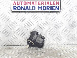 Gebruikte Motor Koplamp Renault Twingo II (CN) 1.2 16V Prijs € 15,00 Margeregeling aangeboden door Automaterialen Ronald Morien B.V.