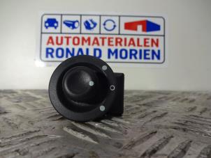 Gebruikte Spiegel Schakelaar Renault Master Prijs € 20,00 Margeregeling aangeboden door Automaterialen Ronald Morien B.V.