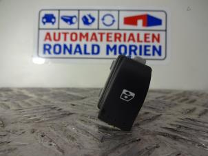 Gebruikte Elektrisch Raam Schakelaar Renault Master Prijs € 10,00 Margeregeling aangeboden door Automaterialen Ronald Morien B.V.