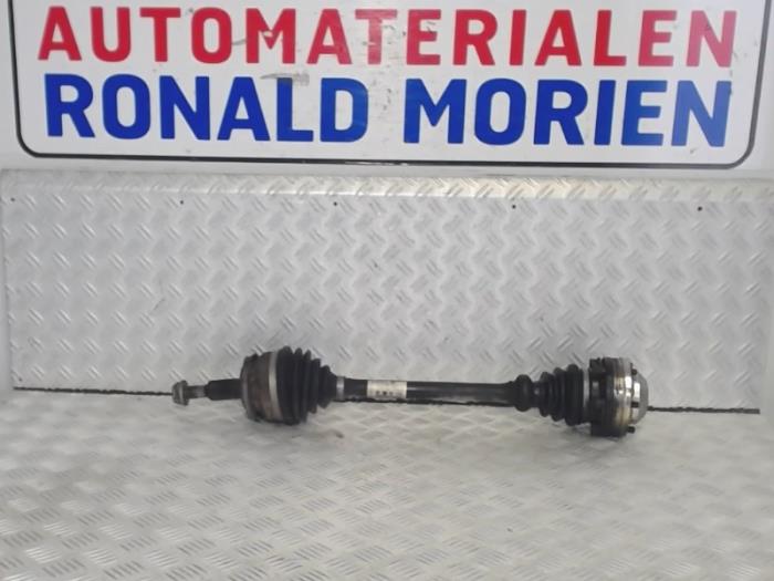 Gebruikte Aandrijfas links-voor Volkswagen Transporter T5 1.9 TDi Prijs € 30,00 Margeregeling aangeboden door Automaterialen Ronald Morien B.V.