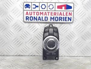 Gebruikte Navigatie bedienings paneel BMW 3 serie Touring (F31) 318i 1.5 TwinPower Turbo 12V Prijs € 95,00 Margeregeling aangeboden door Automaterialen Ronald Morien B.V.