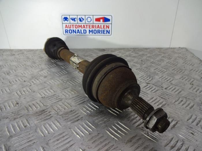 Aandrijfas links-voor van een Peugeot Partner Tepee (7A/B/C/D/E/F/G/J/P/S) 1.6 HDI 75 2011