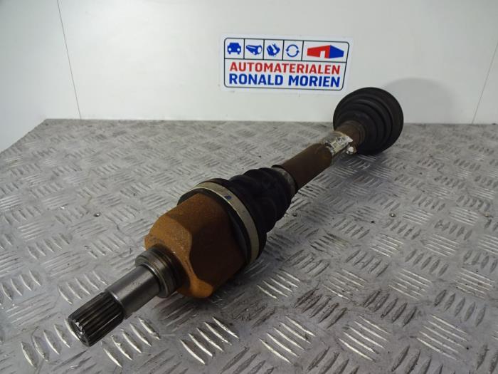 Aandrijfas links-voor van een Peugeot Partner Tepee (7A/B/C/D/E/F/G/J/P/S) 1.6 HDI 75 2011