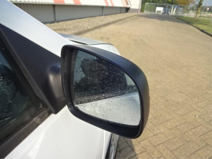 Spiegel Buiten rechts van een Dacia Sandero II 1.0 Sce 12V 2018