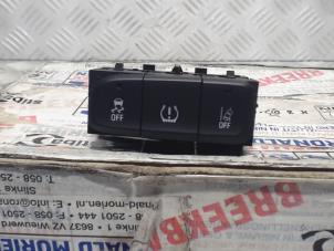 Gebruikte Schakelaar Opel Crossland (X) 1.2 Turbo 12V Prijs € 15,00 Margeregeling aangeboden door Automaterialen Ronald Morien B.V.