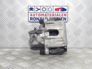 Gebruikte Remklauw (Tang) rechts-achter Volvo V40 (MV) 1.5 T3 16V Geartronic Prijs € 39,00 Margeregeling aangeboden door Automaterialen Ronald Morien B.V.